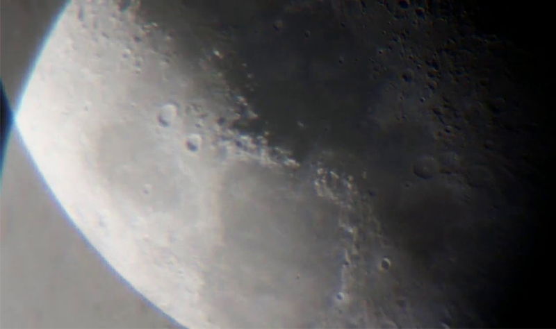 vista de la luna con un telescopio